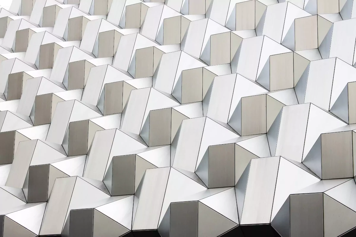 Wit abstract geometrisch kunstwerk uit Dresden, Duitsland